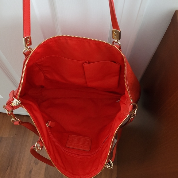 COACH WOMAN BRAND NEW LEATHER RED BAG WITH GOLD ZIPPER , SIZE MEDIUM - Picture 4 of 5